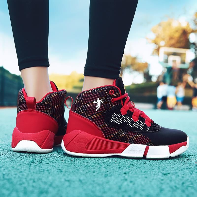 Breathable sports shoes